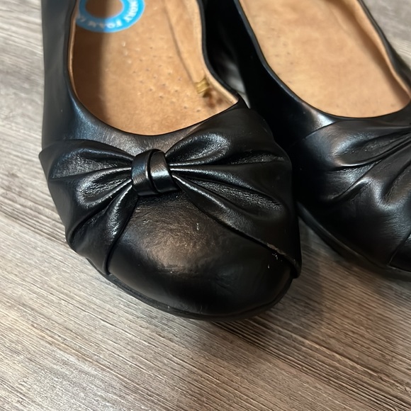 Black Flats-Size 6 - Picture 2 of 8